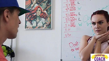 Athlète rousse suce la grosse bite du coach