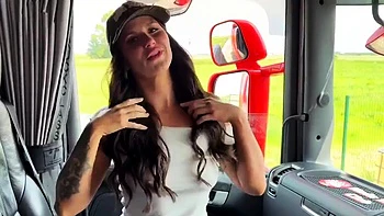 Arabella Mia baise hardcore en public dehors