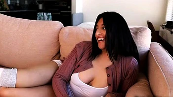 Японская сестра подруги Зары Сутры мастурбирует