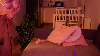 Блондинка с маленькими сиськами мастурбирует дилдо