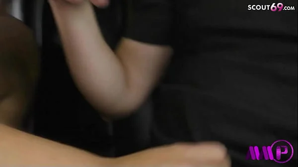 Reife deutsche Sexy Susi nimmt fremde Typen für AO Orgie im Auto mit