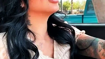 Brittanya Razavi se masturba en coche público