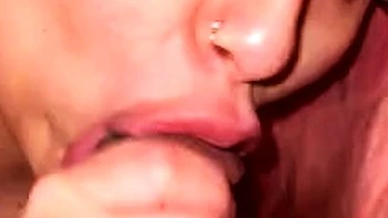 Asiatique tatouée suce et se fait baiser dur