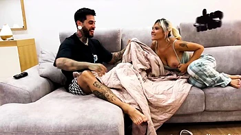 Loira teen peituda em trio hardcore XL