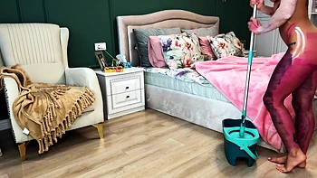 Chica asiática desnuda pintada limpiándose fetiche solo