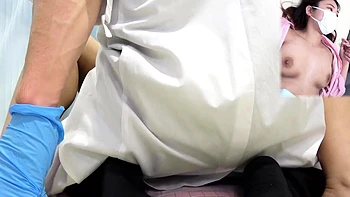 NTR MILF fickt sich neben Mann nass