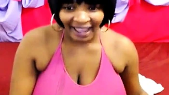 Шелковистые черные сиськи мастурбируют на вебке