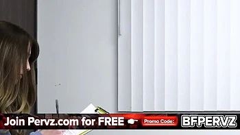 Virgen Michelle suplica al doctor por una mamada secreta y garganta profunda