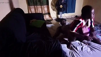 Афро-индийская девушка трахнулась с черным членом в позе догги