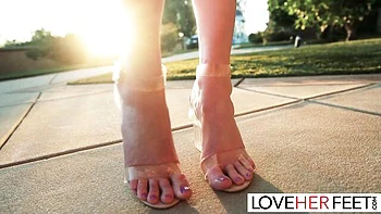 Hayley faz footjob fetichista e adora pés