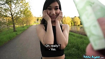 Adolescente curvilínea Megan chupa pau grande e fode a bunda