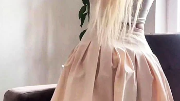 Loirinha teen se masturba e fode com brinquedos