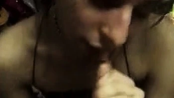 Stefania gibt dreckigen POV-Blowjob für Daddy