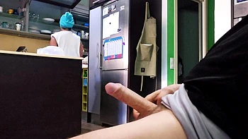 Je montre ma grosse bite à ma belle-mère, elle branle