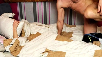 Lamiendo la pussy de madrastra pelirroja en webcam