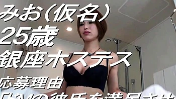 Красивая японская MILF трахнута сзади