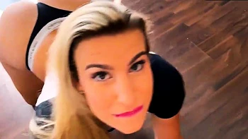 Блондинка с идеальной попкой делает глубокий минет