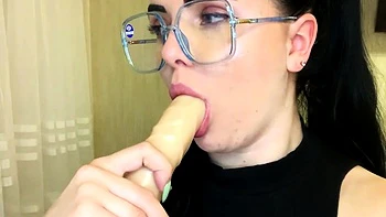 Brunette juguetona se masturba con juguetes