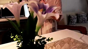 La amiga de mi mamá Alina Rai me hace un blowjob POV