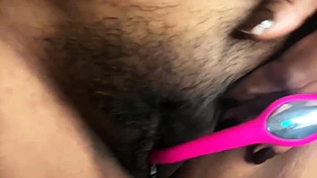 Desi Milf mit riesigen Titten fummelt ihre Fotze