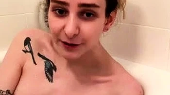 Aoife Bee enseña tetas en la bañera