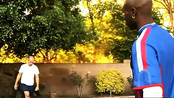 Busige schwarze Tussi fickt DP mit großem schwarzen Schwanz