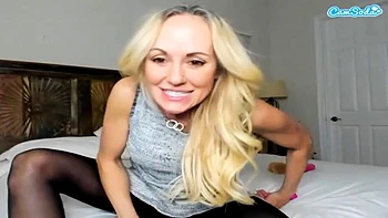 Зрелая блондинка дразнит большие сиськи