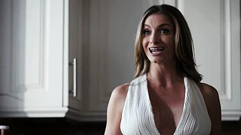 Silvia et Victor tirent les cheveux en levrette debout