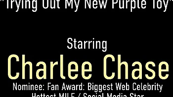 Charlee Chase cougar de peitos enormes masturbando em JOI