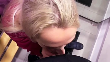 MILF loira fodida em público de quatro com boquete