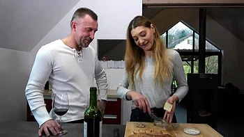 Milf francesa Lyia sexo lésbico con strap-on