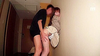 Азиатка на улице с детской подругой, кремпай POV