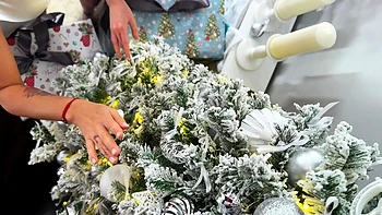 Brünette Milf wird im Dreier anal gefickt