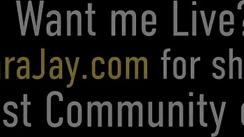 Gros seins de Sara Jay en pipe doggy