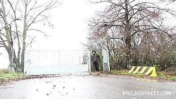 Naomi Bennet Outdoor Pissing Fetish