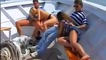 Dreier auf Boot: Blasen, DP, Doggy, Reiterin