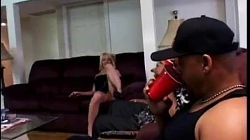 Frau Missy Monroe wird Doggy und Missionar gefickt