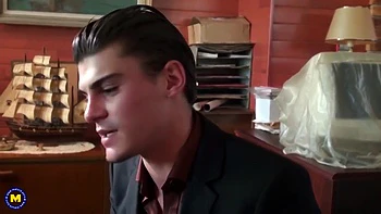 Секретаршу жестко трахает и сует кулаком босс