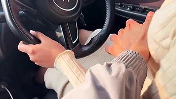 Bhabhi indiana Danny Duck dá a primeira aula de direção - Boquete e foda de peitos no carro