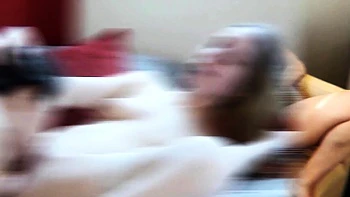 Sexy Brünette mit großen Titten spielt solo mit Fingern und Toys