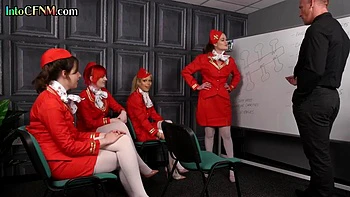 Chicas CFNM uniformadas hacen mamadas y corren