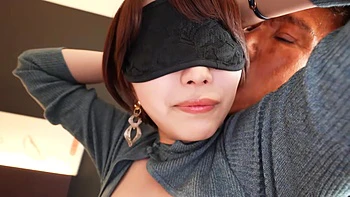 Азиатская пара изменяет с глубоким поцелуем и трахом