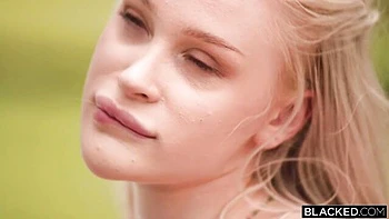 Weiße Sexpuppe Avrora Meey steht auf große Interracial-Schwänze