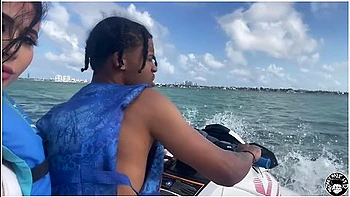 Valerie Kay enchaînée se fait baiser sur jetski