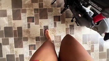 Obsédée de me masturber dehors devant mes nouveaux voisins