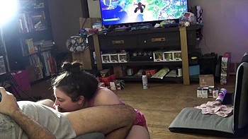 Garota gamer faz blowjob profundo nas festas