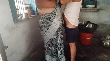 Tía desi sorprende a su hijastro masturbándose - sexo tabú hindi