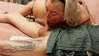 Zona901 Stiefmutter lutscht Schwanz und schluckt Sperma MILF BJ & Mundkommando
