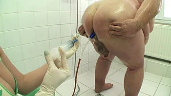 Femme dominatrice humilie le soumis au petit sexe