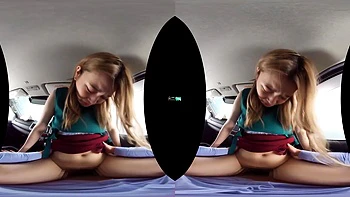 Baiser sauvage en voiture avec une Gyaru excitée